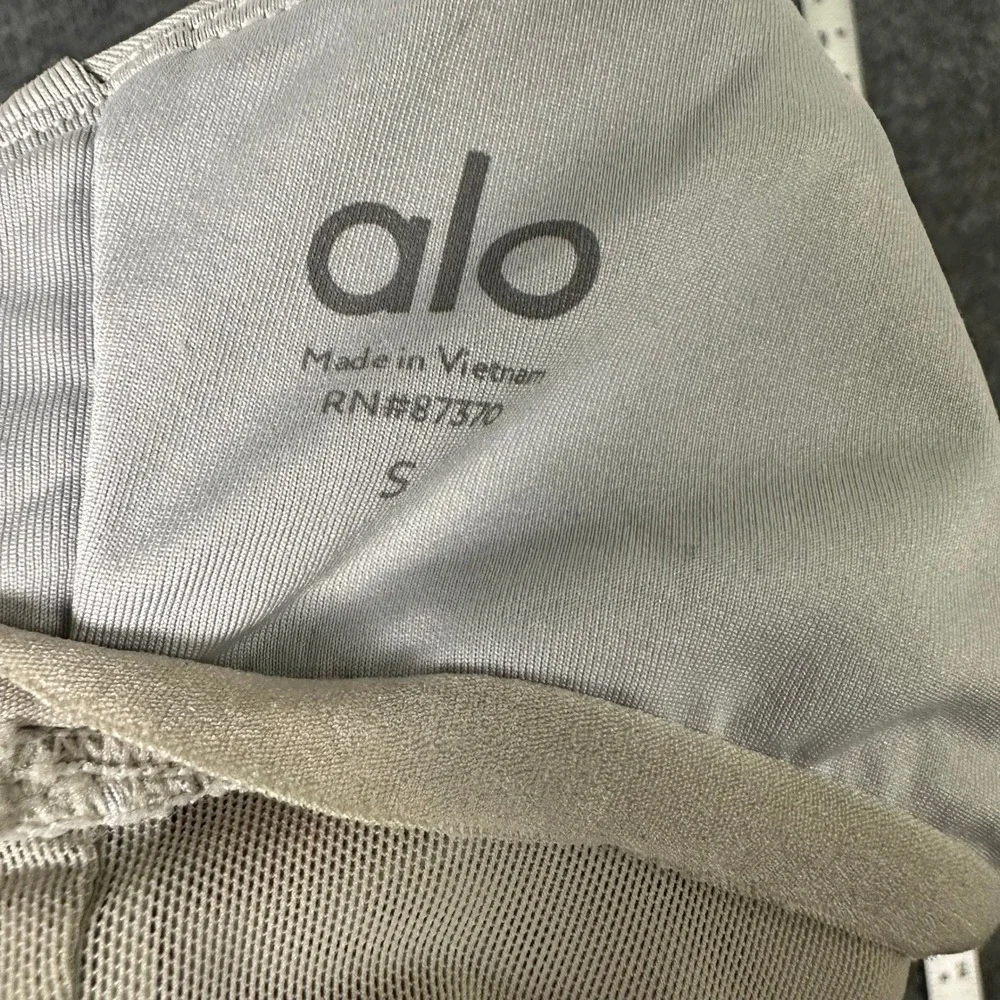 Alo Sports Bra Womens Size S White Strappy V-Neck Mesh Band Athletic Yoga Gym